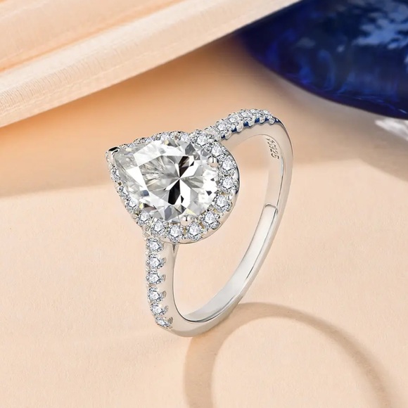 2CT Pear cut genuine engagement ring - Picture 3 of 14